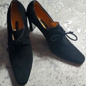 Black genuine suede Ellen Tracy heels